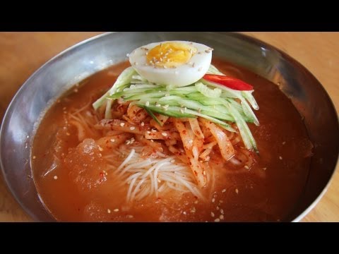 ドンチミグクス：大根水キムチ入り冷麺 (Dongchimiguksu: cold noodle soup with radish water kimchi)