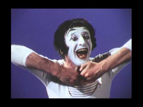 Ο Marcel Marceau [Μαρσέλ Μαρσώ] στο μιμόδραμα The Mask Maker [Ο κατασκευαστής προσωπίδων] (1975, σε σκηνοθεσία John Barnes [Τζων Μπαρνς], Encyclopaedia Britannica Educational Corporation), όπου η προσωπίδα δεν υλοποιείται ως αντικείμενο αλλά παράγεται από την ίδια τη μιμική του προσώπου, ώσπου η γελαστή μάσκα σφηνώνεται ανεπίστρεπτα στον φορέα του.