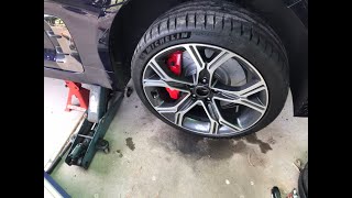 Kia Stinger-Brembo Front Rotor and Pad Replacement..