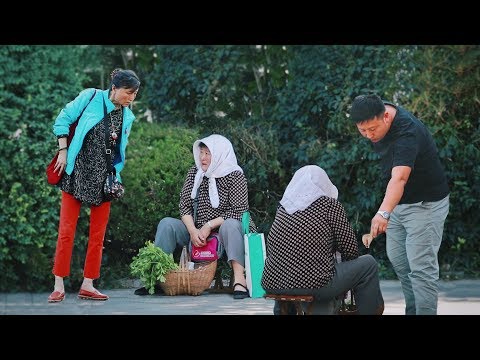 當農村賣菜老人因收到假幣路邊哭泣......