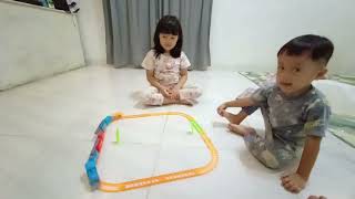 Download lagu PLAYING WITH TRAIN SETS AND LEARNING COLORS WITH MY LITTLE SIBLING | Nay and family mp3