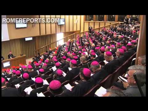 Bertone anuncia reunión de todos los nuncios y representantes pontificios para junio de 2013 