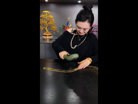 The 15-year-old girl is so amazing. She made a golden peacock with an iron wire #production process