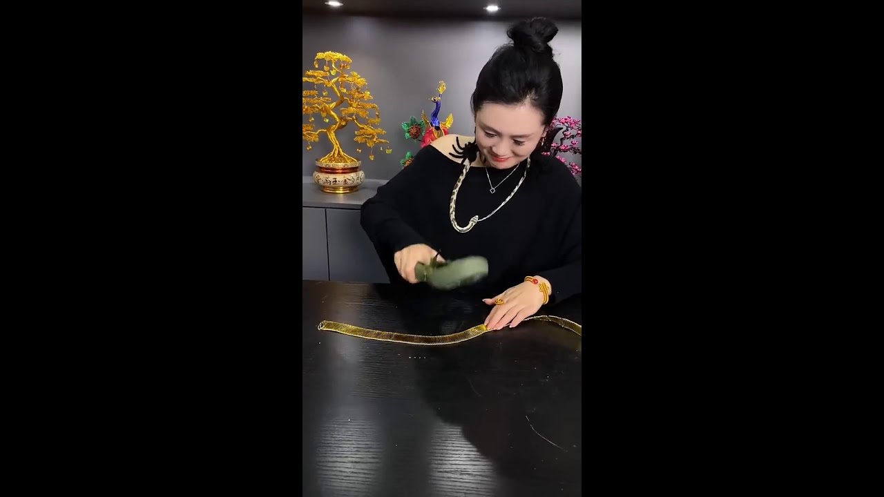 The 15-year-old girl is so amazing. She made a golden peacock with an iron wire #production process