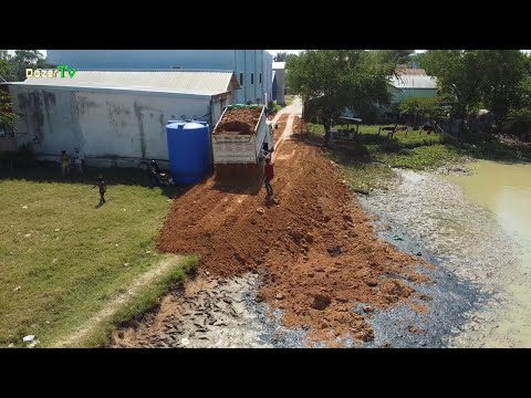 Wonderful! Bulldozer MITSUBISHI BD2F Push the soil into the water With Dump trucks Land transport