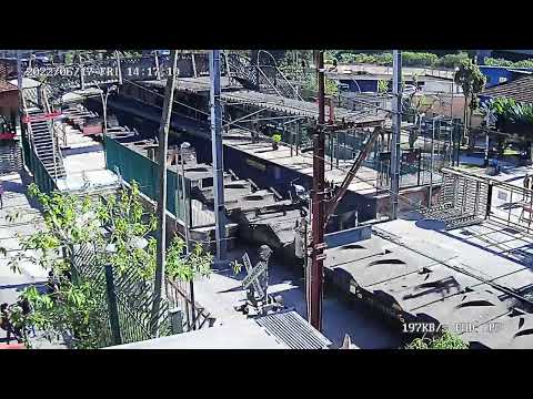 Trem MRS Logistica com vagões prancha de bobinas vazios e Vagões GDU