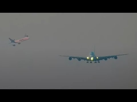 747 steals the show during A380 landing.
