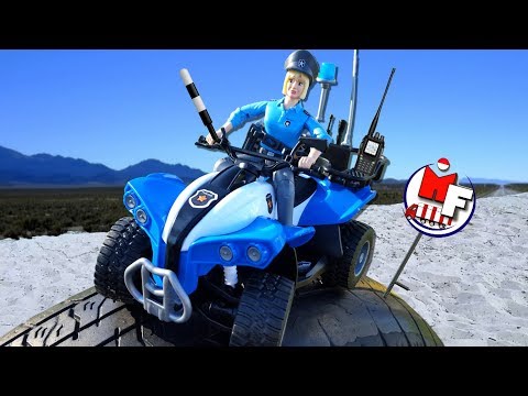 Bruder Toy. Jeep Olahraga dengan seorang pembalap. Review dari mesin Jeep cross country racer