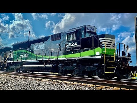 NS 9456 The  NS 6224  is painted in the special two-tone green, black and white scheme