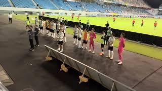 【湘南ベルマーレ】試合後のゴール裏。監督・選手・スタッフと向き合うサポーターたち