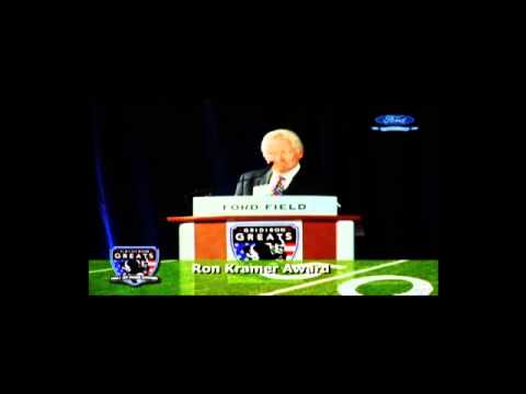 Tim Pendell presents The Ron Kramer Unsung Hero award to Dominic Raiola in Detroit