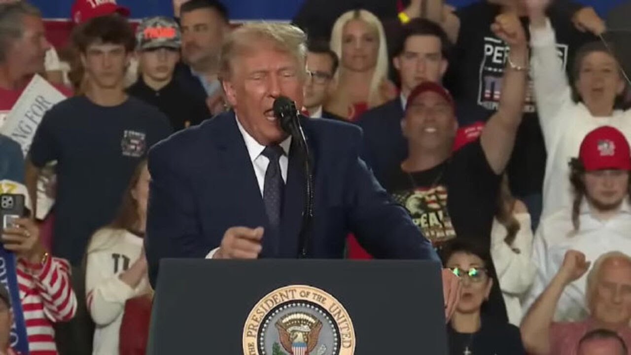 Trump balla la 'Trump Dance' sulle note di Ymca a un evento politico a New York
