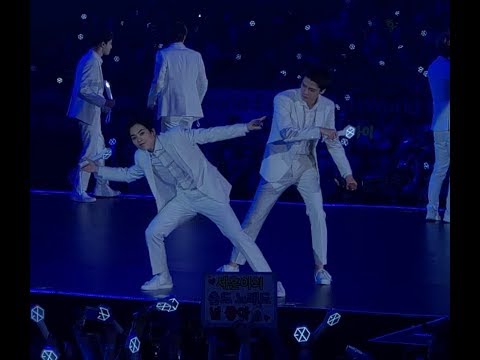 180603 EXO ELYXION IN HONG KONG - Tender Love (Sehun following Xiumin)