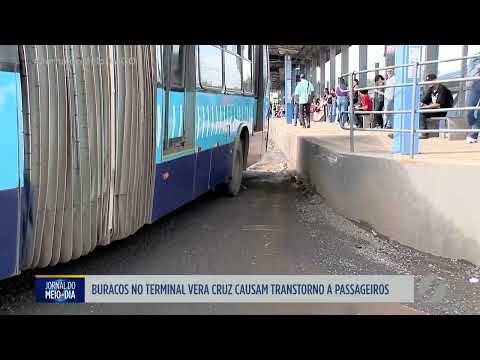Buracos no Terminal Vera Cruz em Goiânia causam transtornos a passageiros