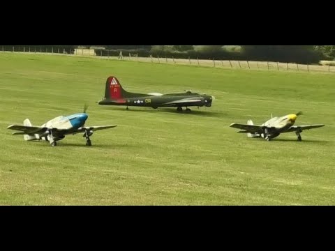 GIANT  B-17 AND 2 x "LITTLE FRIENDS" DISPLAY AT THE SOUTHERN RC MODEL AIRSHOW - 2023