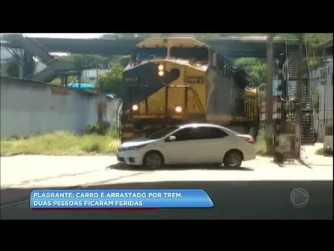 Flagrante: carro é atingido por trem e arrastado por vários metros no RJ