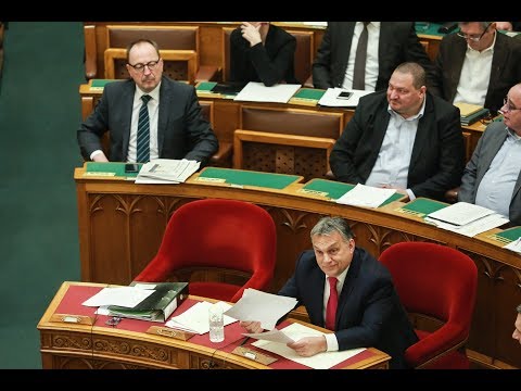 Orbán Viktor miniszterelnök az azonnali kérdések órájában a parlamentben.