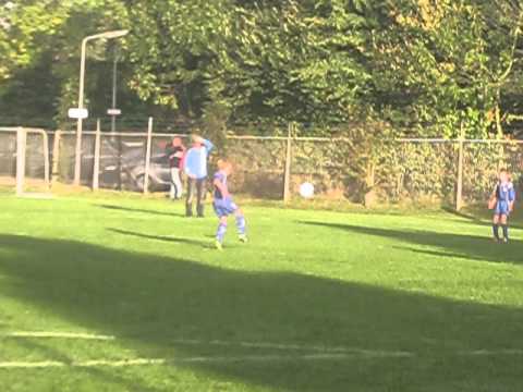 Rafael Verhoeven scoort 1-0 voor SSV'65 E1 tegen DFS E1