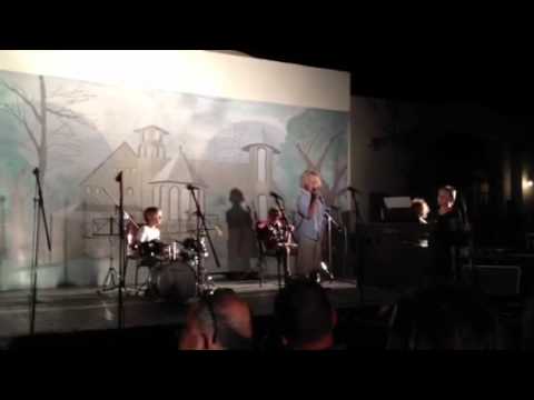 Bas Aartsen 9 years old singing three little births