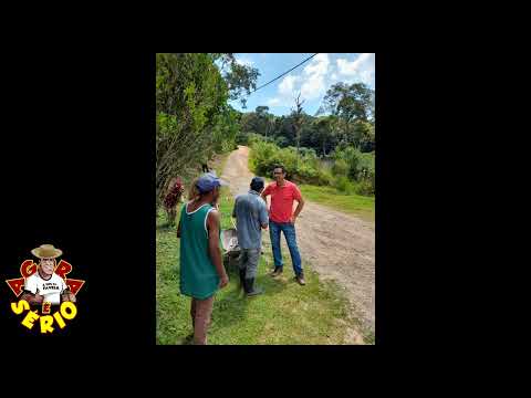 Vereador Presidente Chiquinho é Marcelo Moura arrumando a estrada da Serrinha no Padeiros junto com os braçais.