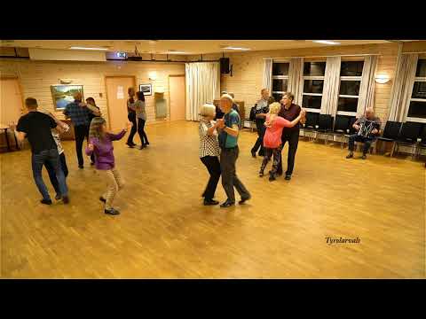 Folkedanslaget Springar`n danser Tyrolarvals i Langhuset på Langhus 31.10.2018