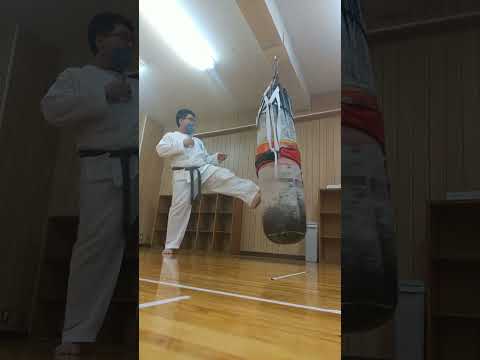 ＃サンドバック を #リフティング ❓ 片足での #前蹴り の #練習方法 話題の下段への ＃三日月蹴り ＃奥足三日月蹴り ＃与座キック の練習にもなる？
