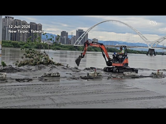 Big cleanup in Greater Taipei after Typhoon Bavi