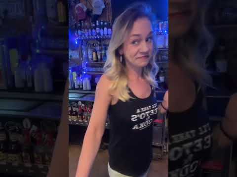 Wenn jemand dem Barkeeper sagt, er solle ihm nach einer bestimmten Anzahl von Drinks den Weg vers...