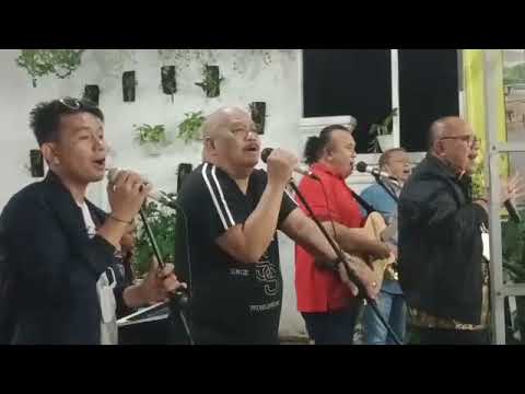 Amigos feat Junimart Girsang.  Song the Layla.