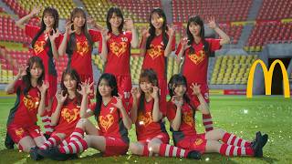 ＝LOVE、キュートなユニホーム姿でサッカースタジアムに登場！　グループ初のマクドナルドコラボ　新ウェブCM「VIVA！ワールドマックを食べられる」