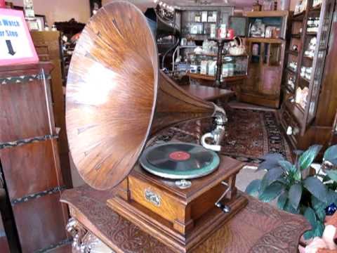 Victor V Phonograph with Oak Spear Horn - Beautiful!