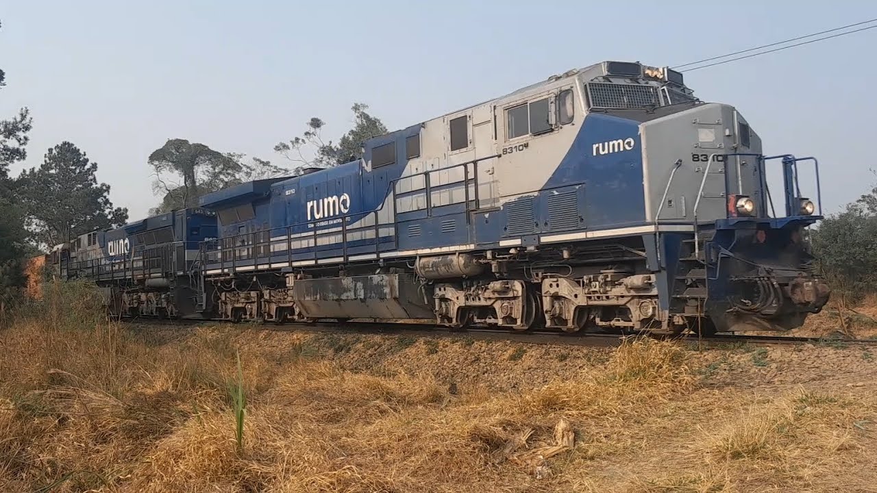 Trem da Rumo com locomotivas Dash-9 8310 e ES43BBI 643 de containers carregados