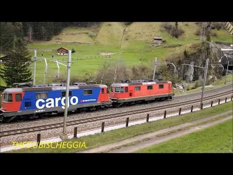 LO SPETTACOLO DEI TRENI MERCI E PASSEGGERI NEL CURVONE DI WASSEN (CH) 25 - 4 - 2015