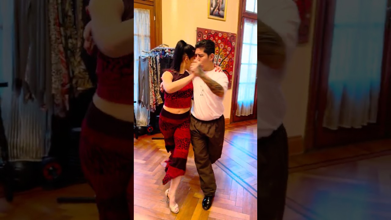 Georgina Vargas & Diego Bulz giro con planeo & enrosque en abrazo #milonguero adornos #tango