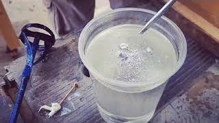 סדנת אפוקסי לימוד יציקת שולחן עץ באפוקסי