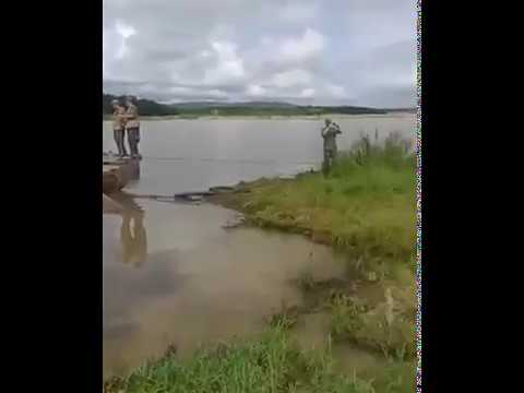 Погрузка танка на понтон пошла не по плану