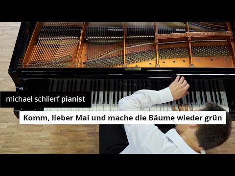 Michael Schlierf interpretiert „Komm, lieber Mai und mache die Bäume wieder grün“ auf dem Klavier