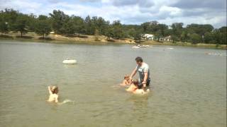 preview picture of video 'Les Alicourts bij het meertje, Sem met zijn vriendjes weg gooien en door het water trekken.'