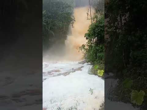 Fuerte creciente de la quebrada de aguas rojas en Betulia Santander