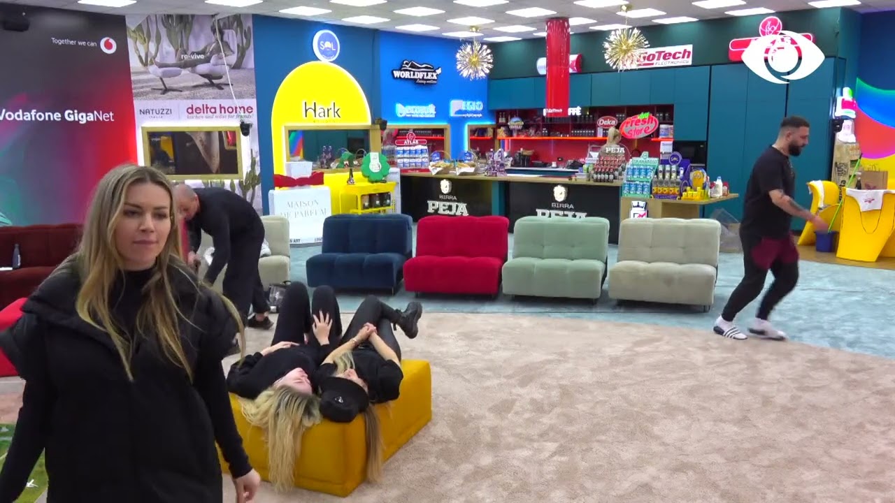 Nita, Keisi dhe Lorenci këndojnë dhe luajnë në living