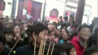 preview picture of video 'Extremely Crowded Chinese New Year in Temple'