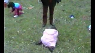 Maria luchando por mantenerse en pie