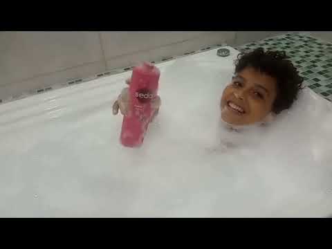 Tomando Banho de Espuma na Banheira!!! @kevinhobrinquedos528