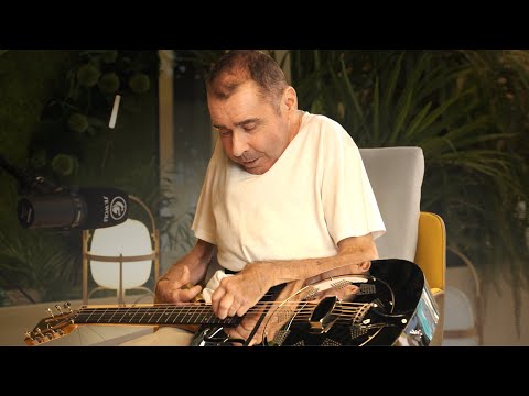 Su enfermedad degenerativa no le impide tocar con su guitarra