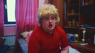 Слабонервность как качество личности – проявлять поведение человека со слабыми нервами, лишенного хладнокровия и самообладания. 

Пара анекдотов не для слабонервных. Стоит мужик на дороге с коровой и голосует. Грузовые мимо проезжают,