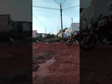 pedestre distraído no celular cai em cratera nas ruas de Valparaíso de Goiás