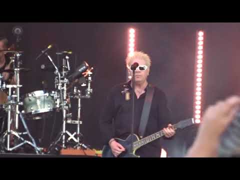 Watch The Offspring Cover Ac Dc S Whole Lotta Rosie Music News Ultimate Guitar Com