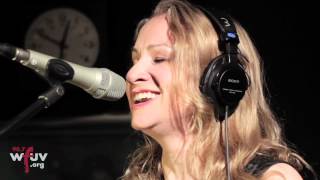 Joan Osborne - "I'm Qualified" (Live at WFUV)