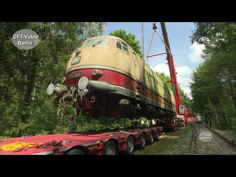 E03 002 rollt ins bayerische Eisenbahnmuseum
