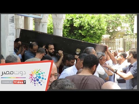 التوأم حسام وإبراهيم حسن يودعان جثمان شقيقهما الأكبر